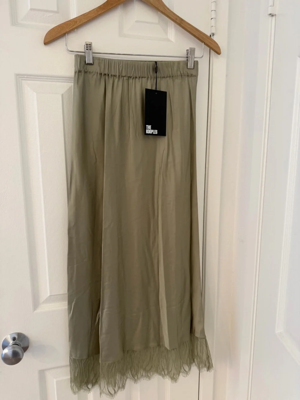 The Kooples Midi Skirt Size 0 Khaki Green Lace Trim Satin
Elastic Waist NWT - Picture 2 of 11